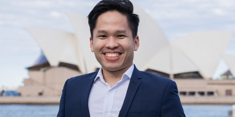 NSW International lstudent alumni Thomson Ch'ng in front of Sydney Opera House.